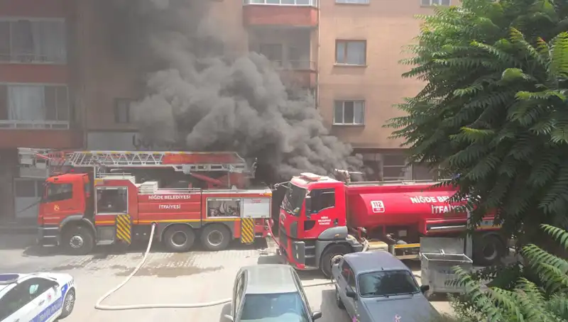 Niğde'de Beyaz Eşya Deposunda Çıkan Yangın, Şehirde Panik Yaratıyor