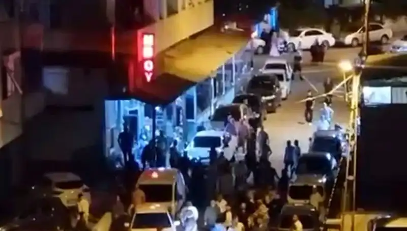 Düğün Sonrası Kargaşa: Gelin Arabası Kalabalığın İçine Daldı!