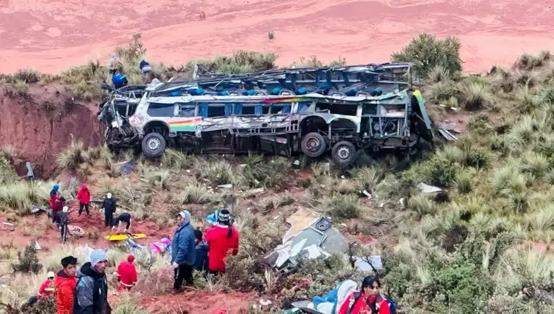 Kamyonla Çarpışan Otobüs Uçuruma Yuvarlandı: Feci Kaza 31 Can Aldı