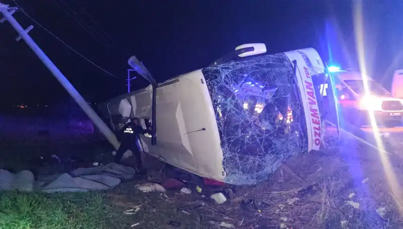 Van'da Yolcu Otobüsünün Devrilmesi: 28 Kişi Yaralandı, Kazanın Nedenleri Araştırılıyor