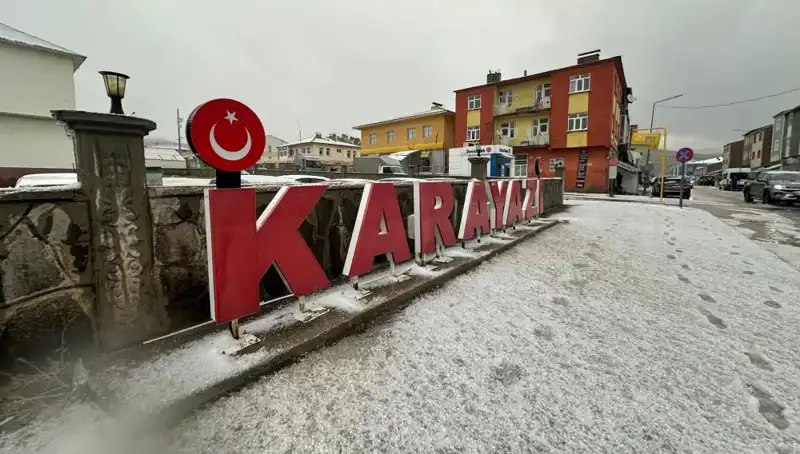 Temmuz Ayında Yolları Beyaza Bürüyen Kar Sürücüleri Şaşırttı!