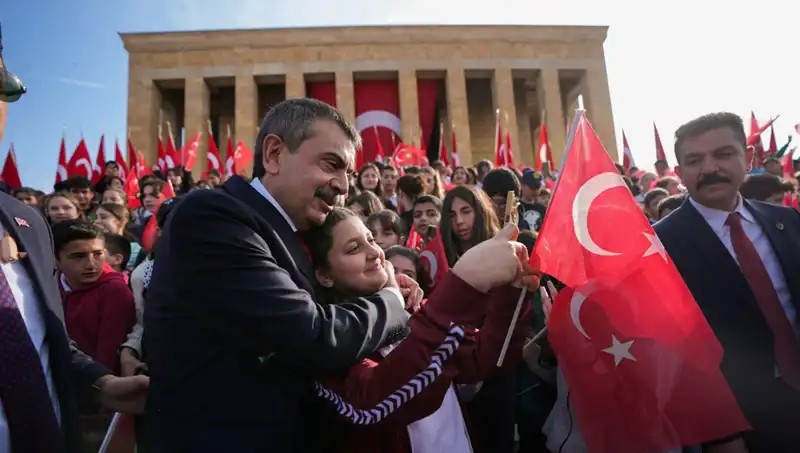 Bakan Tekin, Anıtkabir'de Çocuklarla Duygusal Bir Buluşma Gerçekleştirdi