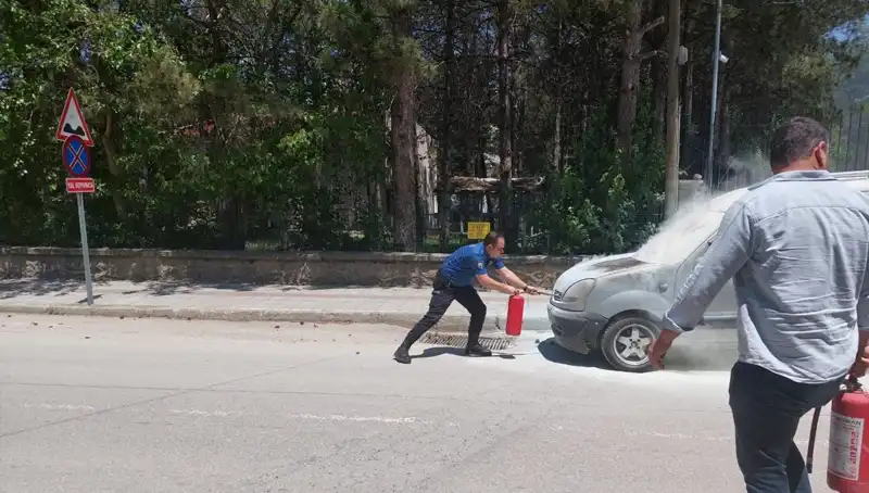 Emniyet Binasının Önünde Alev Alan Araç, Polis Tarafından Hızla Söndürüldü
