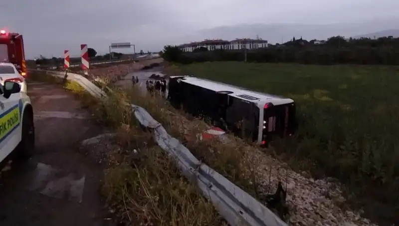 Manisa’da Yolcu Otobüsü Kazası: Birçok Yaralı ve Hayati Tehlikeler