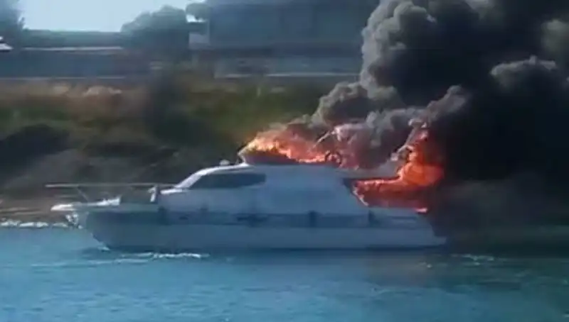 Çeşme Marina'da Motoryat Yangını: Alevler Kısa Sürede Tüm Gemiyi Sardı