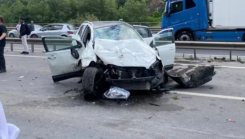 Betona Çarpan Araç Barriyerlere Sıçradı: 3 Kişi Yaralı