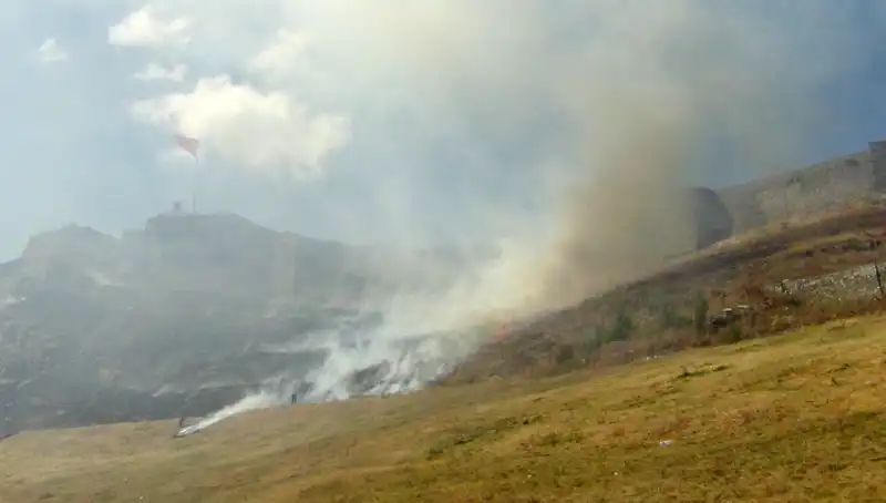 Kars Kalesi Eteklerinde Şaşırtıcı Anız Yangını ile Yaşanan Korku Dolusu Anlar