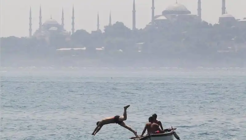 Türkiye'de Aşırı Sıcak Hava Dalgası: 44 Dereceleri Aşacağız