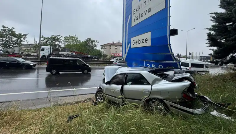 Trafik Levhasına Çarpan Araçta Tek Yaralı: Kaza Anı Geride Korku Doldurdu