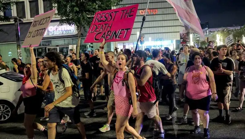 Tel Aviv’de On Binlerce Kişi Netanyahu’ya Karşı Protesto Gösterisi Düzenledi