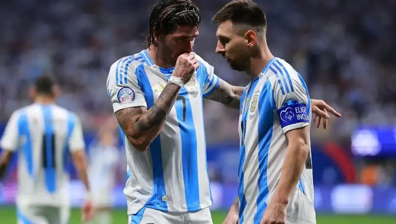 Messi ve De Paul'un Yeniden Buluşması! Futbol Dünyasında Heyecan Yaratan An!