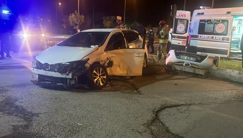 Pikap ile Otomobil Çarpıştı: Kaza Anı ve Sonrası Gözler Önünde