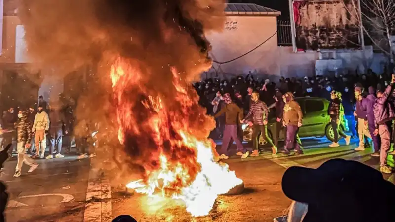 İran'daki Protestolarda Can Kaybı 2000'i Aştı: Protestoların Sebepleri ve Sonuçları