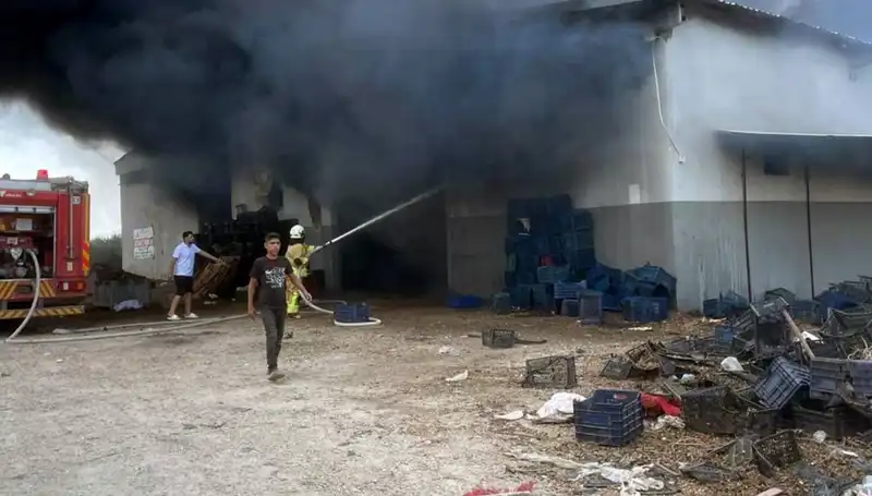 Plastikten Yanmış Kasa Deposu: Kaynar Dumanlar Kenti Sarmaladı