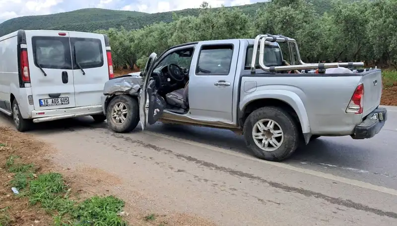 Bursa’da Minibüs ve Kamyonet Çarpıştı: 2 Yaralı