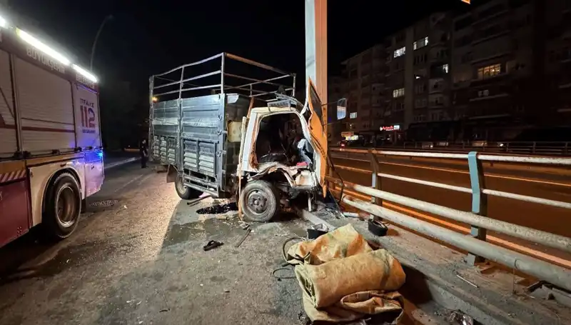 Dikkatsizlik Sonrası Kamyonet Yön Tabelasına Çarptı: Sürücü Yaralandı